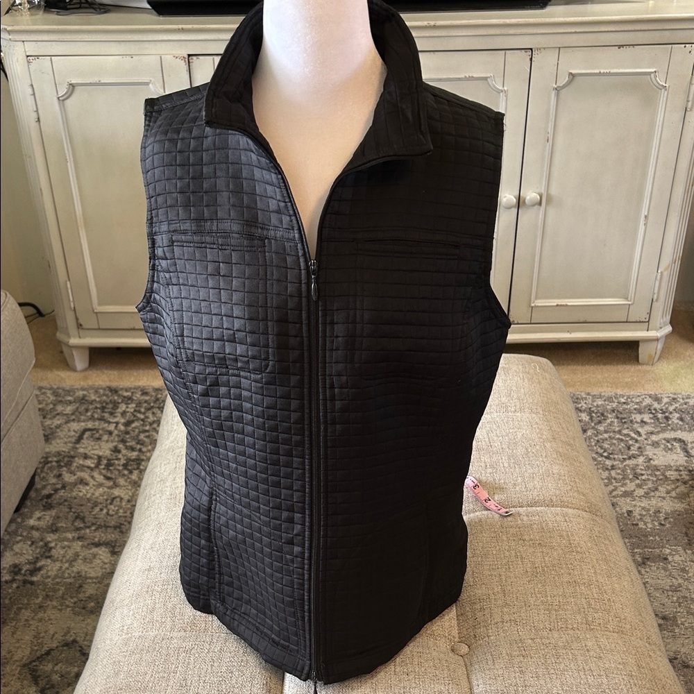 CHICO’S BLACK QUILTED WAFFLE PATTERN VEST 2 WAY ZIPPER SIZE 1 =SMALL